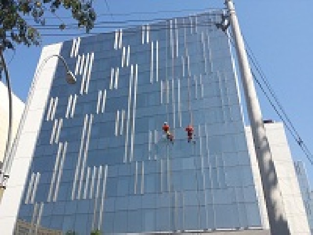 Foto 1 - Pintura- limpeza- revitalizao de fachada